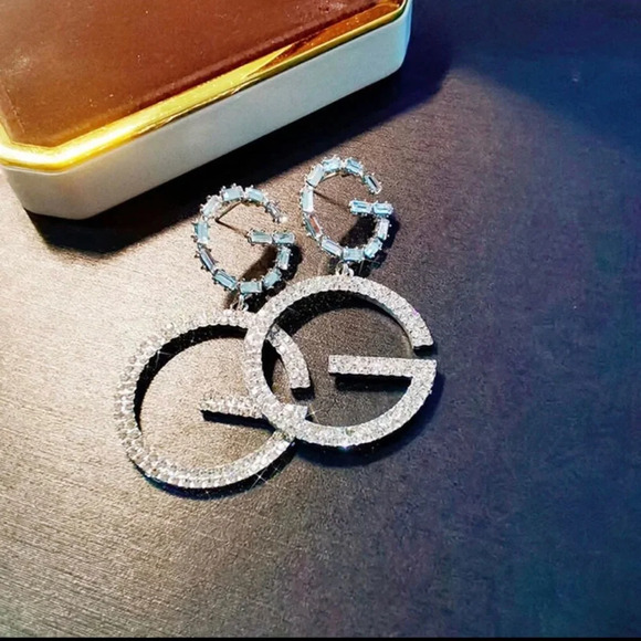 NEW Fashion earrings in your choice of silver or gold tone. - Picture 4 of 6